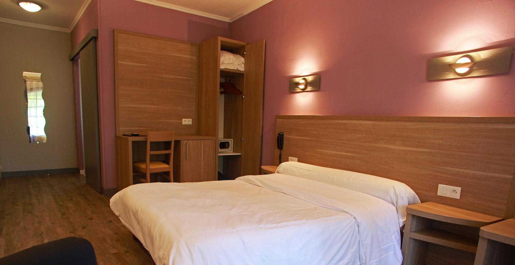 Logis Auberge De La Tour Valros Zimmer foto